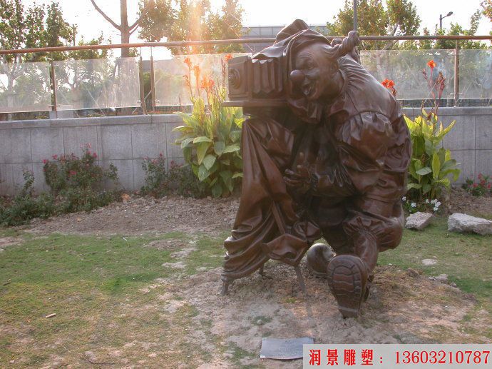 公园人物照相铜雕塑3